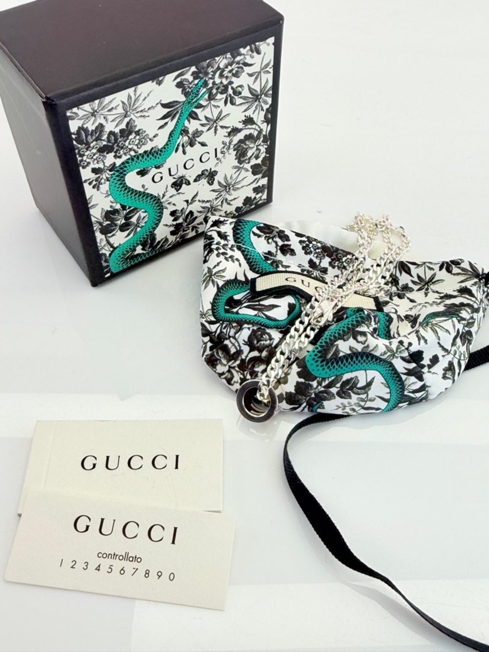 Authentic Gucci G Cut Out Circle Pendant Necklace - Picture 9 of 9